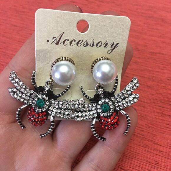 Sparkling Fly Earrings - Picture 3 of 6